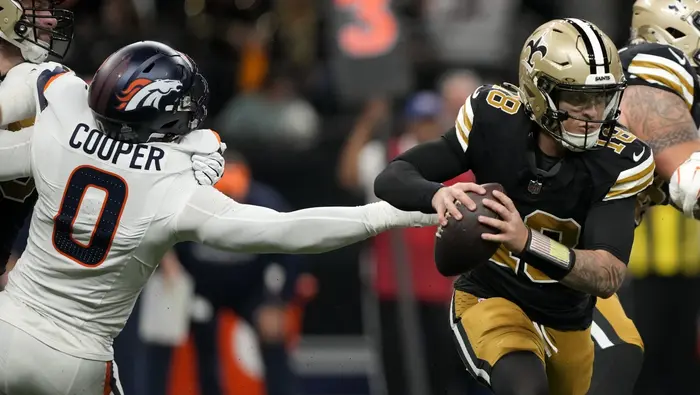 Jonathon Cooper con los Denver Broncos en la Temporada 2024 de la NFL | AP
