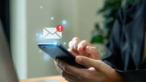 Usuarios que no registren su número celular podrían enfrentar problemas para acceder y operar sus aplicaciones bancarias a partir de julio. / iStock