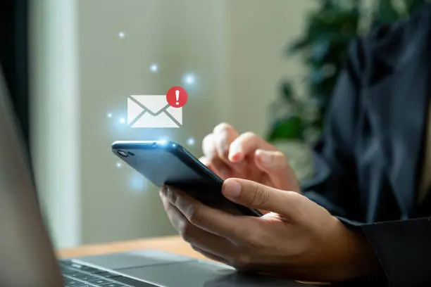 Usuarios que no registren su número celular podrían enfrentar problemas para acceder y operar sus aplicaciones bancarias a partir de julio. / iStock