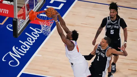 Og Anunuby anotando de dos para Knicks | AP