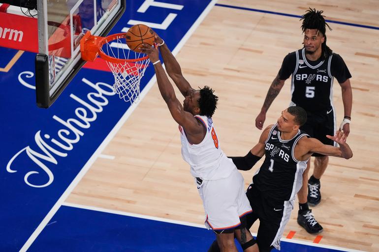 Og Anunuby anotando de dos para Knicks | AP