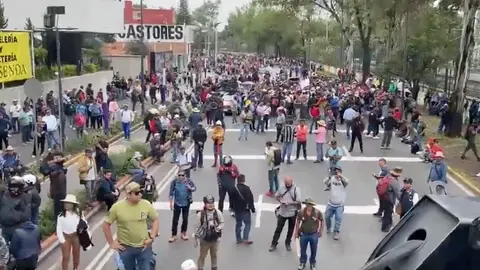Bloquearon la Calzada de Tlalpan, provocando cierres viales y suspensión del Tren Ligero. / Fer Abraján