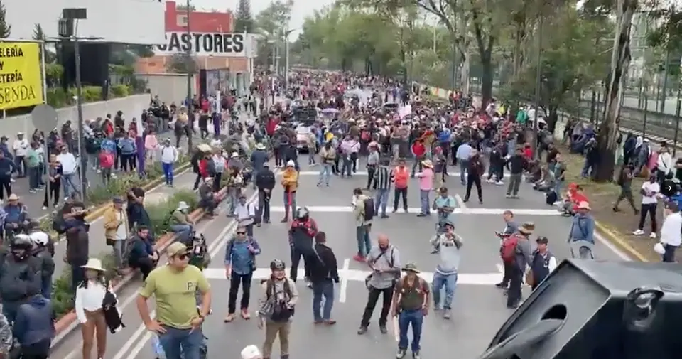 Bloquearon la Calzada de Tlalpan, provocando cierres viales y suspensión del Tren Ligero. / Fer Abraján
