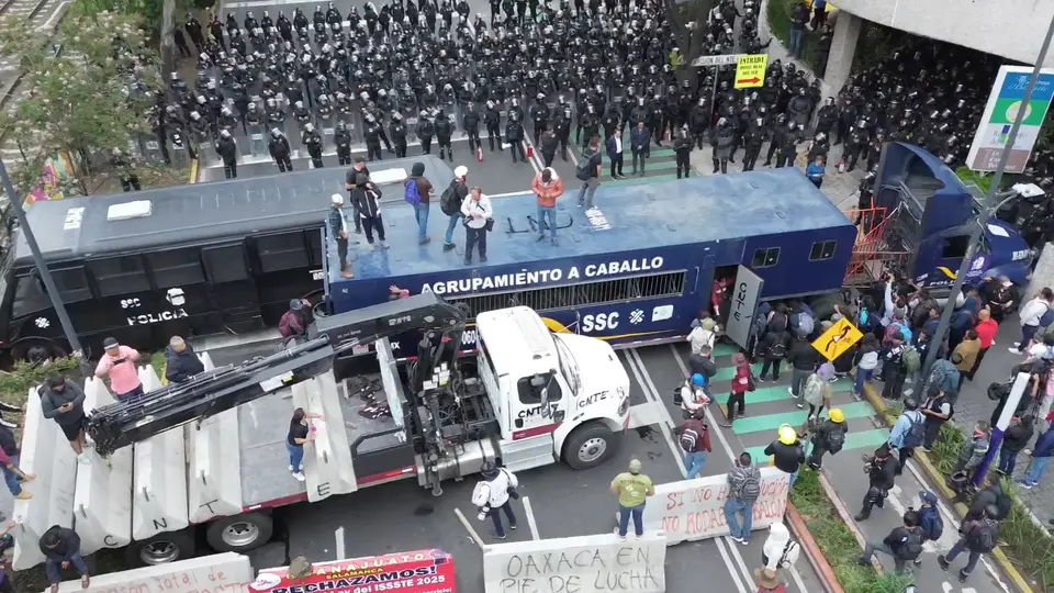 Bloqueo de policías de la CDMX en Tlalpan y Division del Norte para frenar la marcha de los maestros de la CNTE /  X: @AlejandroMelendez