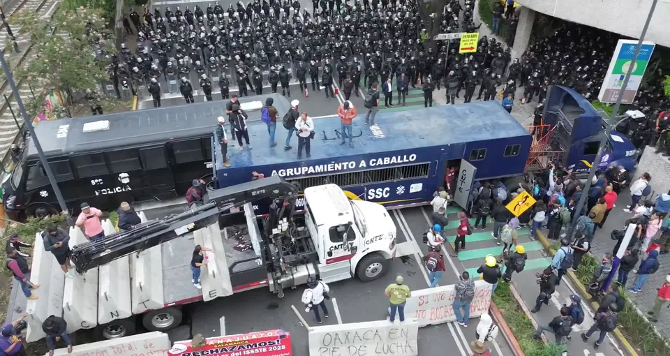 Bloqueo de policías de la CDMX en Tlalpan y Division del Norte para frenar la marcha de los maestros de la CNTE /  X: @AlejandroMelendez