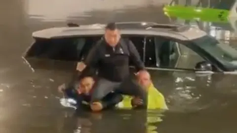 Policías brindan seguridad al momento de evacuar a los habitantes / SSC