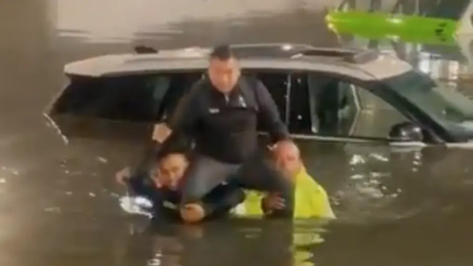 Policías brindan seguridad al momento de evacuar a los habitantes / SSC