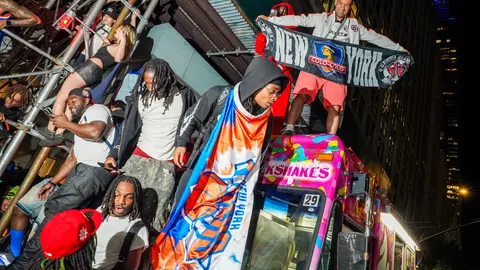 Fanaticos de los Knicks festejan en una watch party | AP