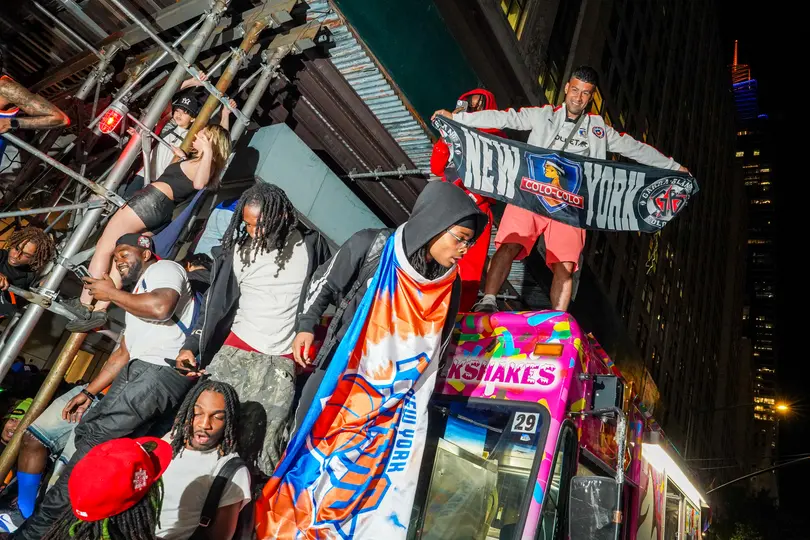 Fanaticos de los Knicks festejan en una watch party | AP