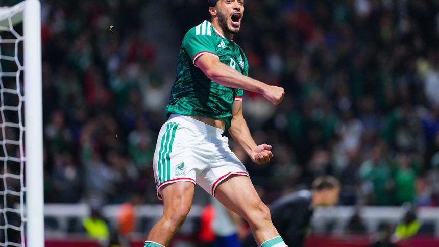 Raúl Jiménez en celebración con la Selección Mexicana | IMAGO 7