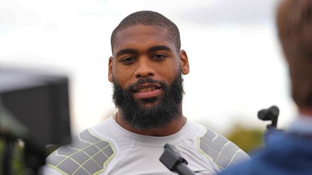 Jonathon Cooper, de los Denver Broncos, habla con los medios de comunicación en 2025 | AP