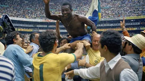 El documental de Pelé en Netflix repasa la trayectoria del único futbolista que conquistó tres Copas del Mundo./ AP