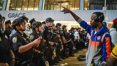 Arrestan a 21 aficionados de los Knicks tras la primera derrota en las finales de la NBA.