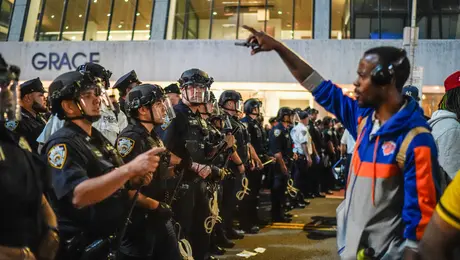 Arrestan a 21 aficionados de los Knicks tras la primera derrota en las finales de la NBA.
