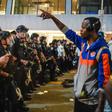 Arrestan a 21 aficionados de los Knicks tras la primera derrota en las finales de la NBA.