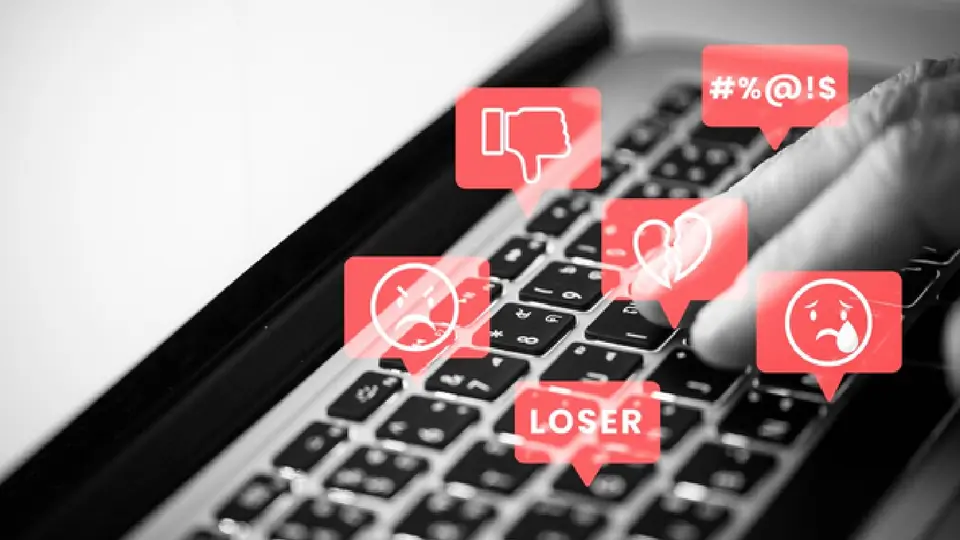 La sextorsión consiste en obtener contenido íntimo de una persona para luego extorsionarla / Magnific