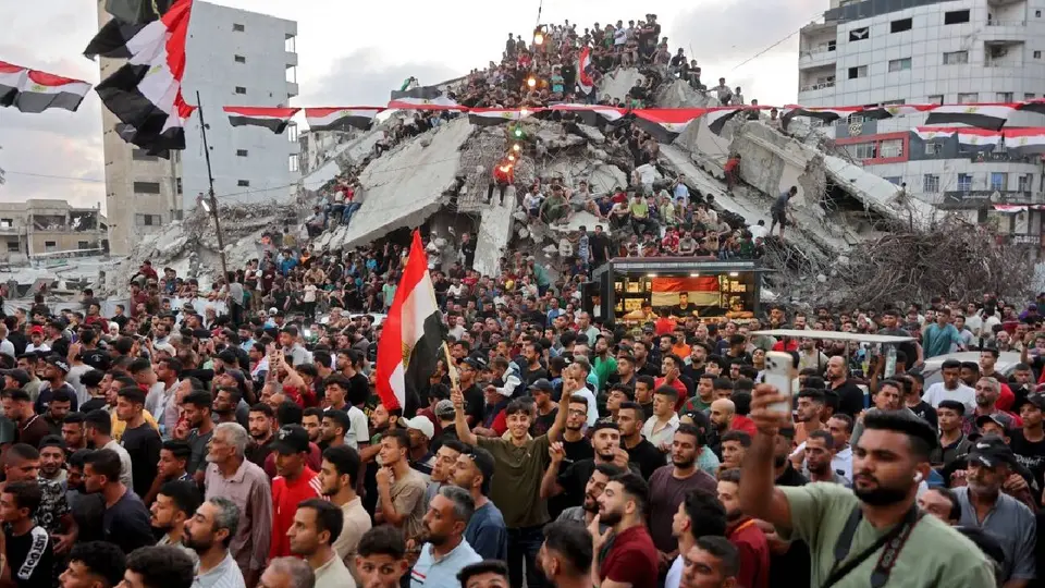 Seguidores del futbol en Palestina pendiente de la Selección de Egipto en su duelo de Octavos de Final / AFP