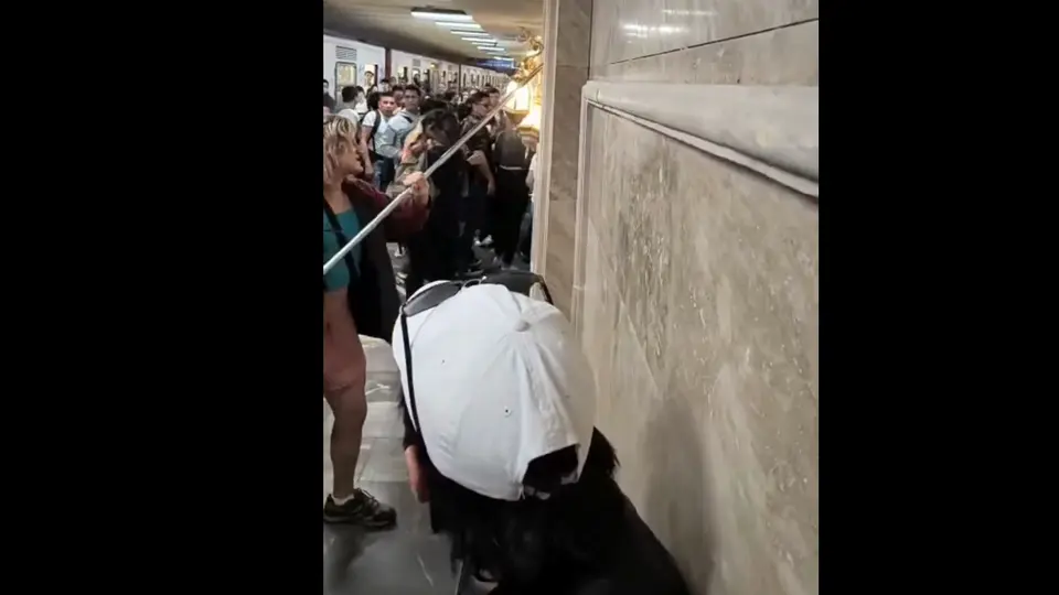 Las lámparas del Metro Hidalgo recibieron la furia de una comunidad que lucha por sus derechos / Redes Sociales