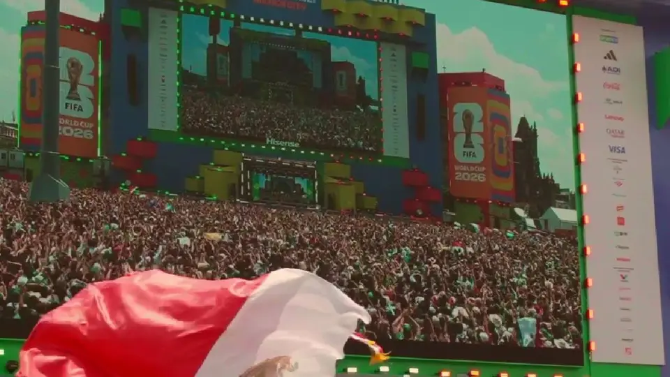 Pantalla gigante emitiendo el lleno total en el Zócalo de la CDMX / @MexicoCity26