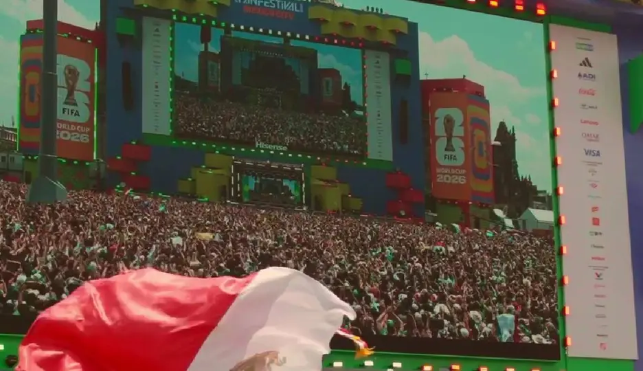Pantalla gigante emitiendo el lleno total en el Zócalo de la CDMX / @MexicoCity26