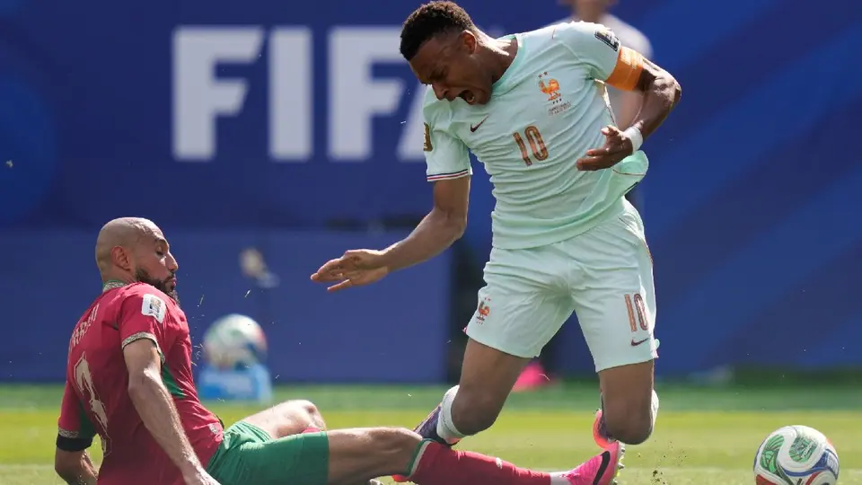 Noussair Mazraoui y Kylian Mbappé | AP