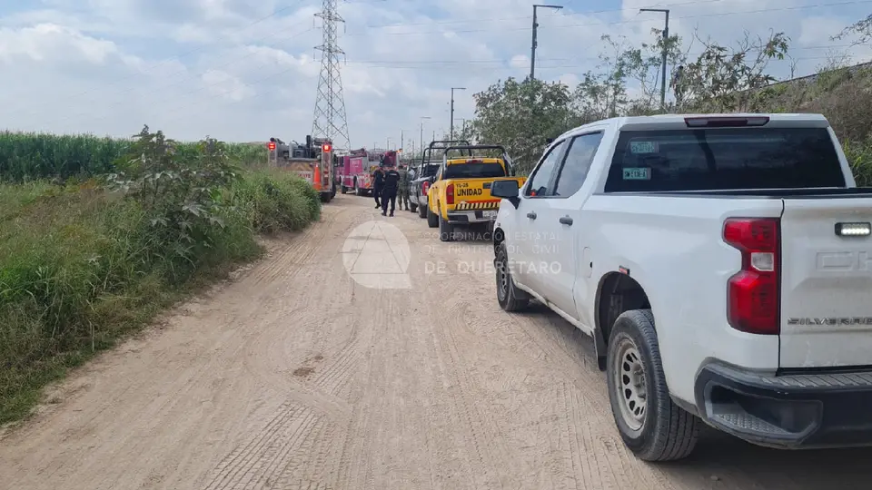 Personal de emergencia llegó al lugar para rescatar al piloto y ponerlo a salvo / Especial