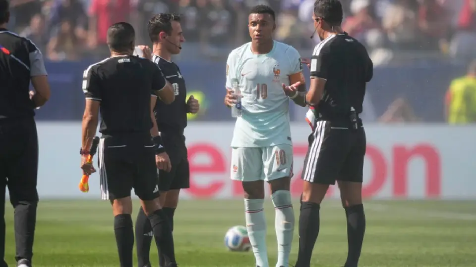 Kylian Mbappé y Facundo Tello | AP