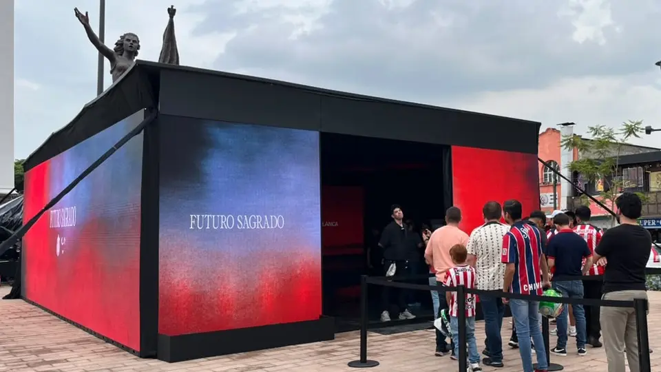Aficionados dieron su primera opinión sobre el nuevo jersey de Chivas | ALFREDO OLIVARES