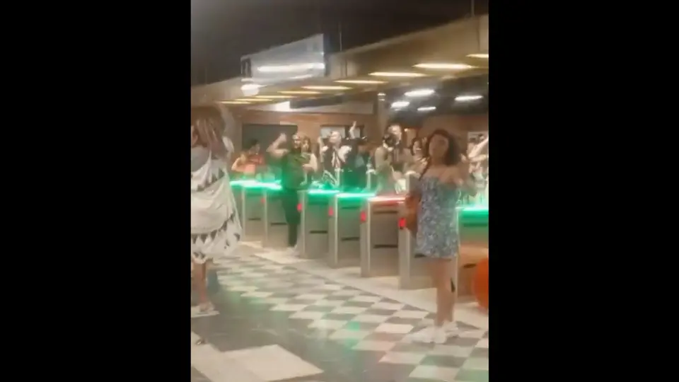Las inconformes también rompieron las cámaras de seguridad del Metro / Redes Sociales