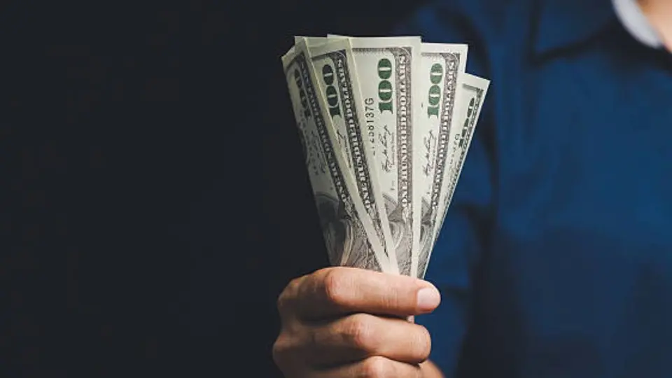 El dólar cotiza este jueves 9 de julio en alrededor de 17.59 pesos por unidad en el mercado cambiario. / iStock