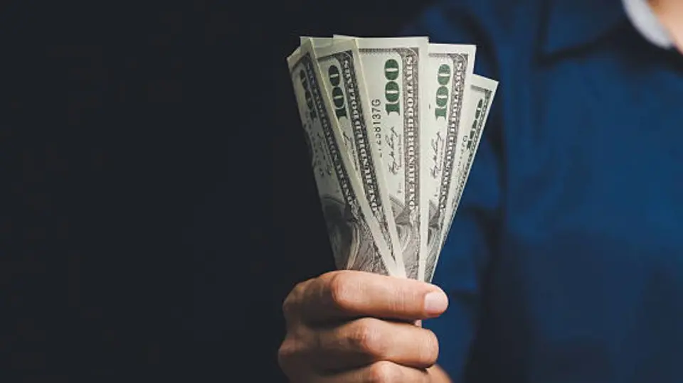 El dólar inició la jornada de este lunes en 17.02 pesos. / iStock