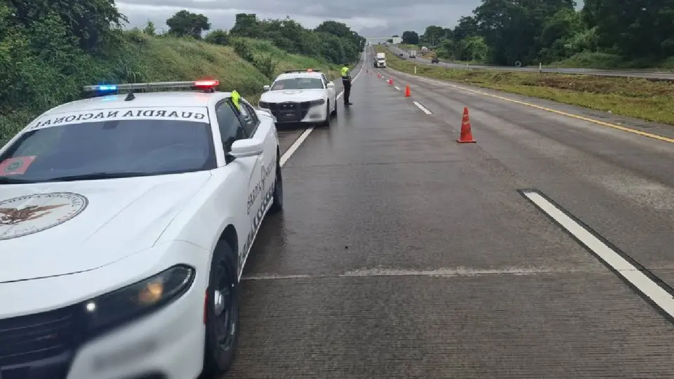 Policía Estatal de Caminos (PEC) aseguró una bolsa con más de millón y media en Apaseo el Grande, Gto. / @GNCarreteras