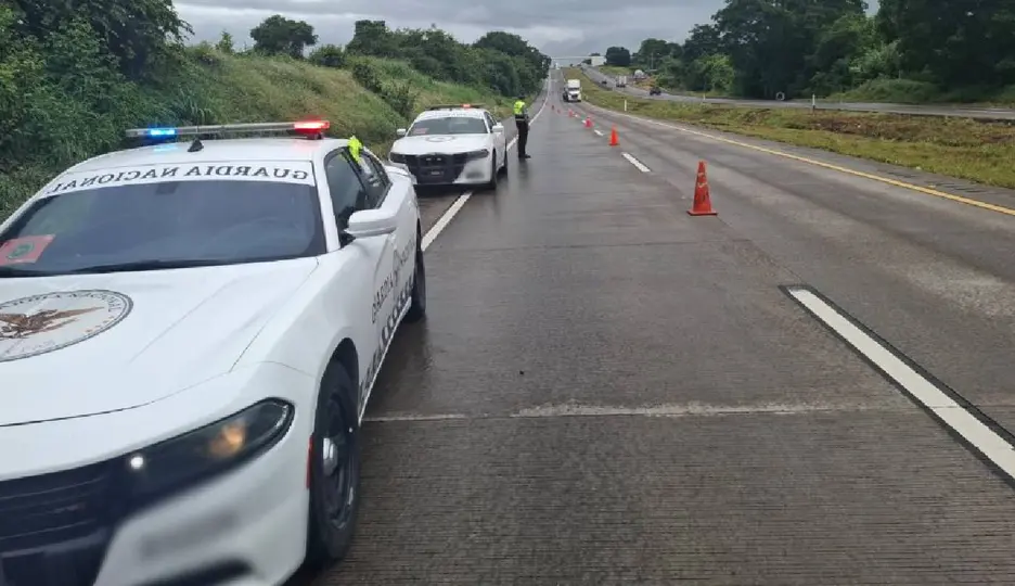 Policía Estatal de Caminos (PEC) aseguró una bolsa con más de millón y media en Apaseo el Grande, Gto. / @GNCarreteras