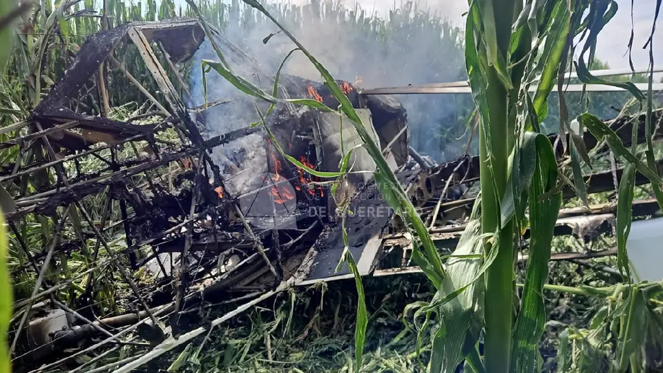 Los bomberos lograron controlar el incendio que dejó la aeronave debido al impacto y los químicos que cargaba / Especial
