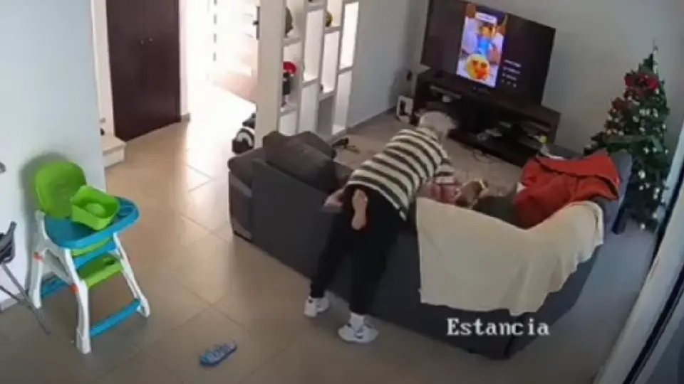 La supuesta víctima difundió los videos donde aparecen los dos peleando / Especial