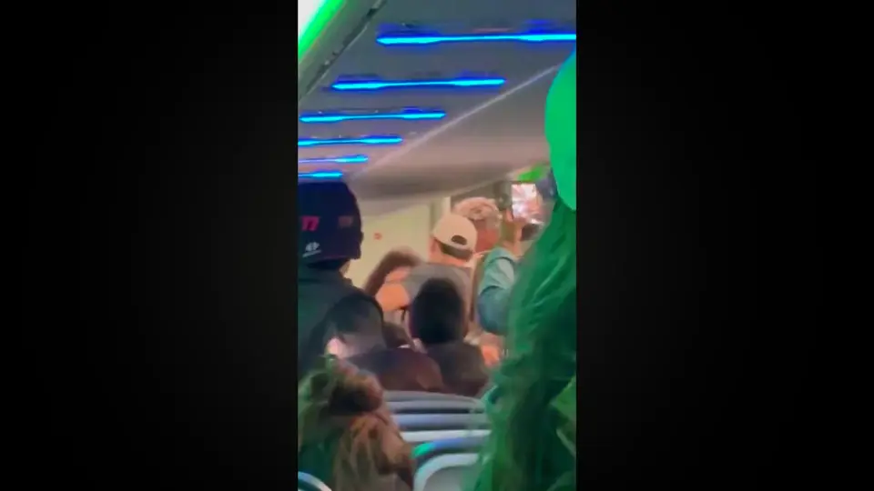 Gilberto Mora es recibido con aplausos en vuelo rumbo a Tijuana