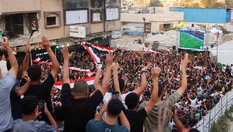 Aficionados en Gaza disfrutan del partido Argentina vs Egipto entre escombros