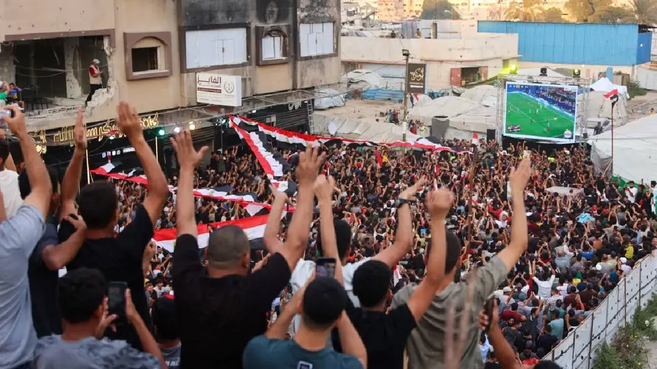Aficionados en Gaza disfrutan del partido Argentina vs Egipto entre escombros