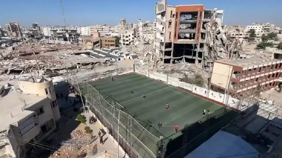 Cancha de futbol entre ruinas, una población que esta desvastada por los conflictos bélicos / AP