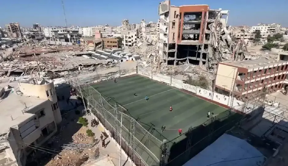 Cancha de futbol entre ruinas, una población que esta desvastada por los conflictos bélicos / AP