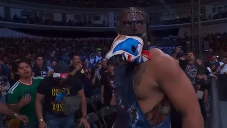 ¡Siguen los ataques! Un misterioso luchador que atacó a Psycho Clown en AAA