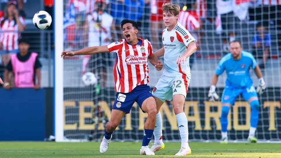 Ángel Sepúlveda pelea el esférico ante Norris | MexSport