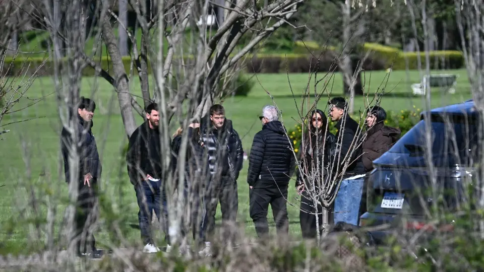 Lionel Messi y su familia, en cementerio de Argentina | AFP