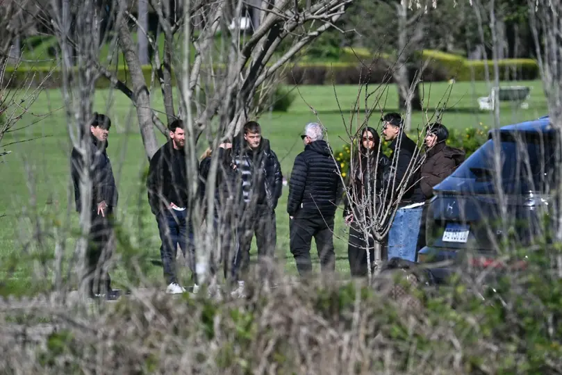 Lionel Messi y su familia, en cementerio de Argentina | AFP