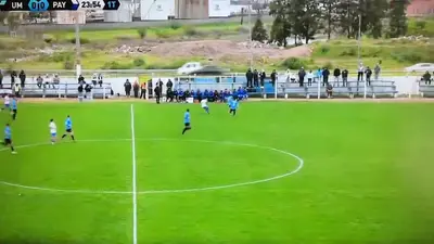 ¡Insólito! Balón sale de partido en Uruguay y termina causando choque entre dos autos