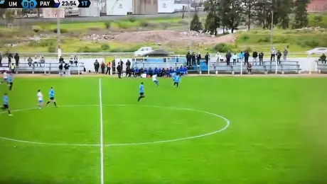 ¡Insólito! Balón sale de partido en Uruguay y termina causando choque entre dos autos