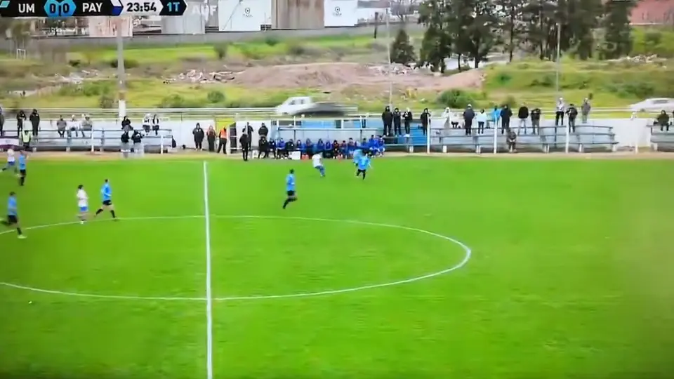 ¡Insólito! Balón sale de partido en Uruguay y termina causando choque entre dos autos