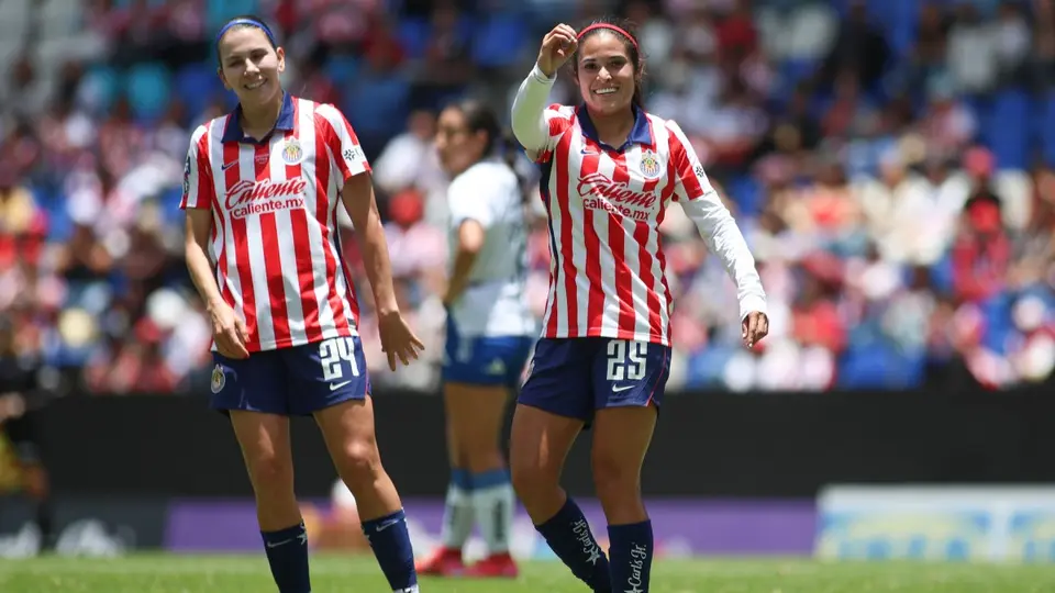 Alicia Cervantes y Joseline Montoya en celebración con Chivas ante Puebla en el Apertura 2026 | IMAGO 7