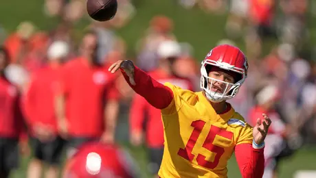 Andy Reid revela el plan con Patrick Mahomes; no jugará la pretemporada