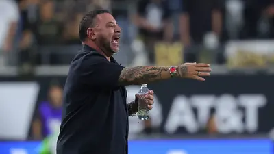 Turco Mohamed se encara con afición de LAFC y presume sus títulos